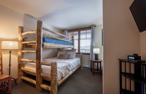 2 bedrooms, iron/ironing board, free WiFi