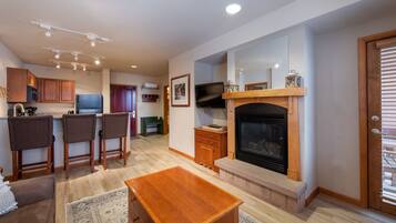 Condo, 2 Bedrooms | Living area