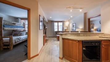 Condo, 2 habitaciones | Baño | Toallas