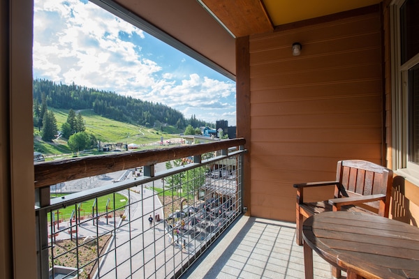 Condo, 2 Bedrooms | Property grounds