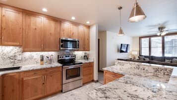 Condo, 3 Bedrooms | Private kitchen | Fridge, oven, coffee/tea maker, toaster