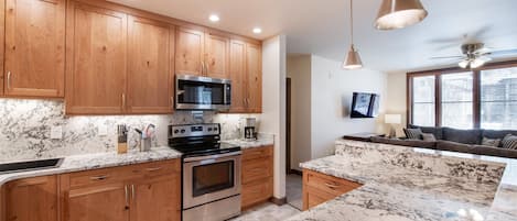 Condo, 3 habitaciones | Cocina privada | Refrigerador, horno, cafetera y tetera y tostadora