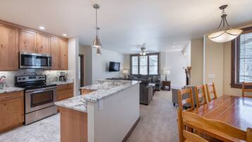 Condo, 3 Bedrooms | Private kitchen | Fridge, oven, coffee/tea maker, toaster