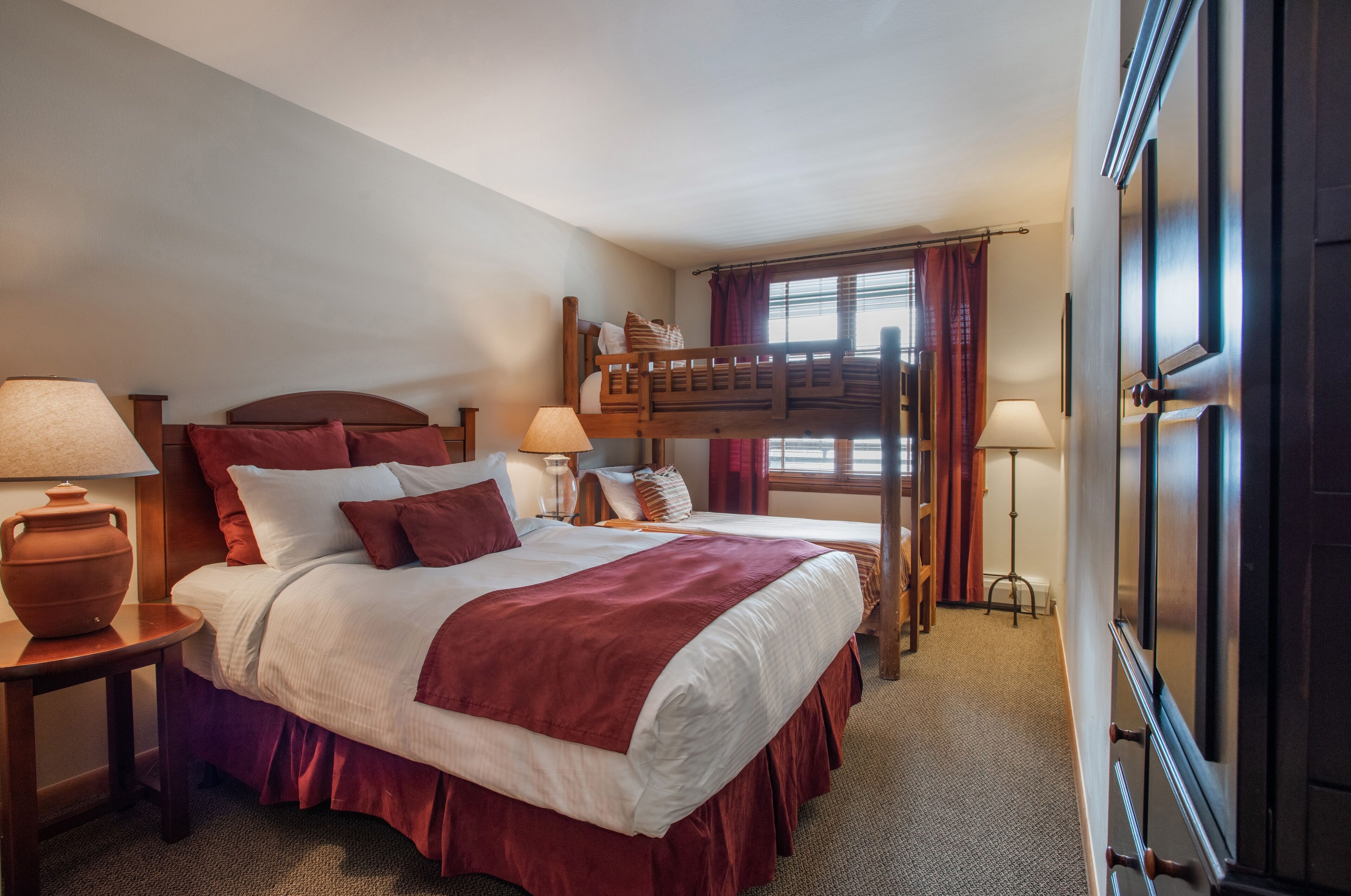 2 bedrooms, iron/ironing board, free WiFi