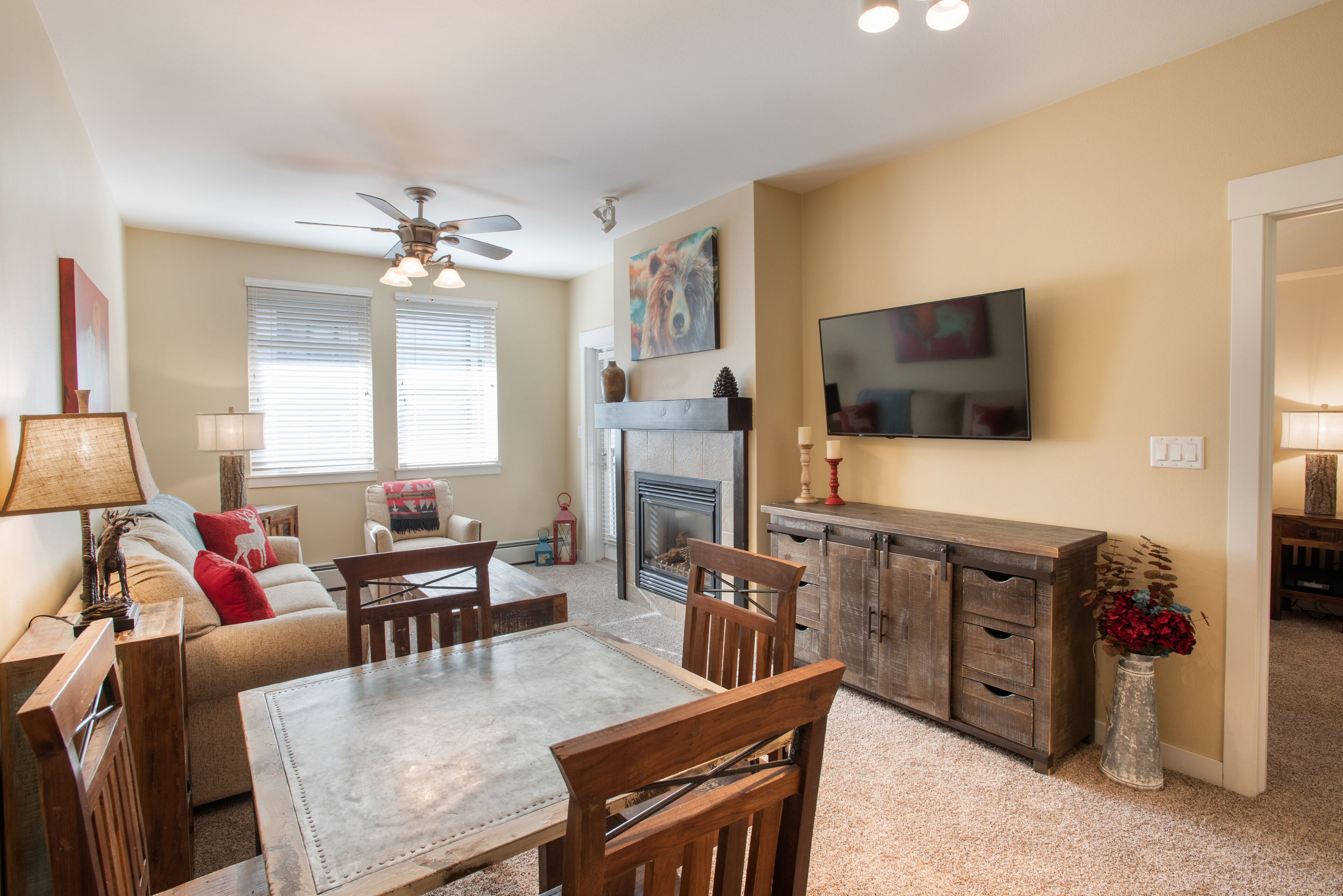 Condo, 1 phòng ngủ | Khu phòng khách | TV 