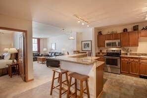 公寓式客房, 3 间卧室 | 私人厨房 | 冰箱、烤箱、茶具/咖啡用具、烤面包机