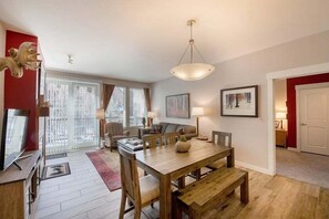 Condo, 2 chambres | Intérieur