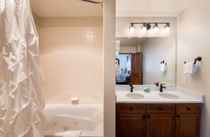 Condo, 2 habitaciones | Baño | Toallas
