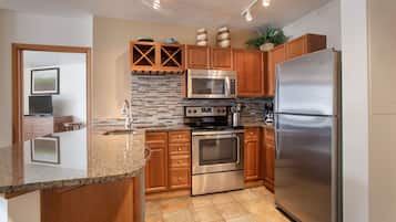 Condo, 2 habitaciones | Cocina privada | Refrigerador, horno, cafetera y tetera y tostadora