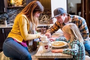 Condo, 2 quartos | Cozinha privada | Geladeira, fogão, cafeteira/chaleira, torradeira