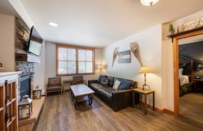 Condo, 2 habitaciones | Área de sala de estar