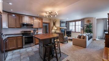 Condo, 2 habitaciones | Cocina privada | Refrigerador, horno, cafetera y tetera y tostadora