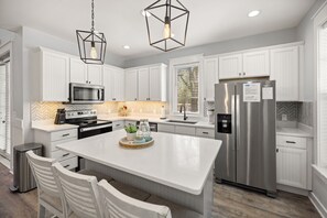 House, 3 Bedrooms | Private kitchen | Fridge, oven, coffee/tea maker, toaster - 1352 Laurel Grove 3 Bedroom Home by RedAwning (Miramar Beach)