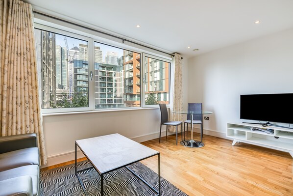 TV - Cozy Studio Apartment in Indescon, Canary Wharf by MySquare (London)