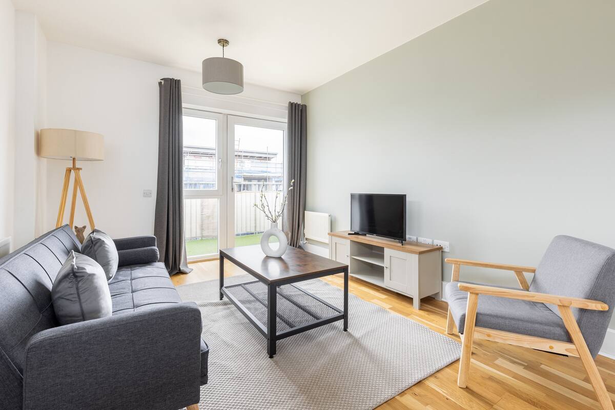 Apartment | Living area | 37-inch TV with cable channels, Netflix, streaming services