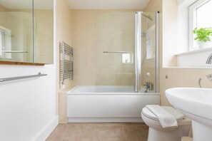 Apartamento | Baño | Artículos de higiene personal gratuitos, secador de pelo y toallas