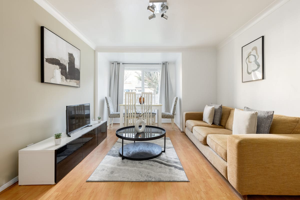 Apartment | Living area | 37-inch TV with cable channels, Netflix, streaming services