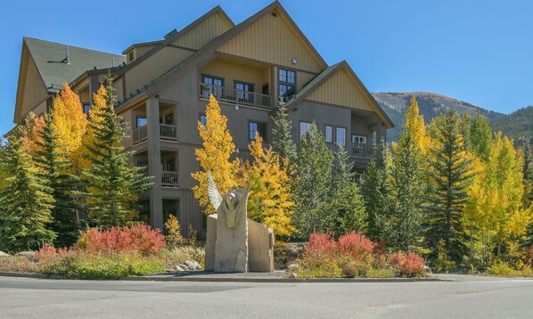 Exterior - Large 1 br w/ 2 showers, walk to slopes! (Keystone)