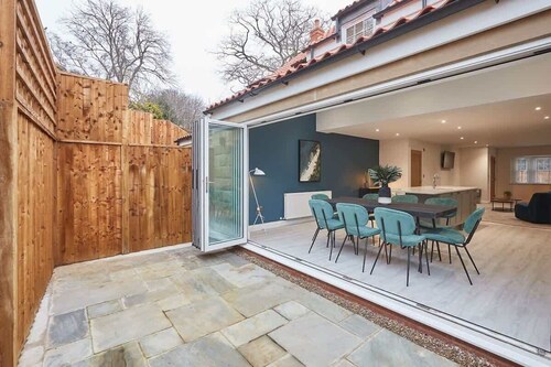 Host & Stay | Iburn House
