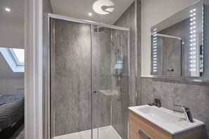 Shower, hair dryer, towels, shampoo