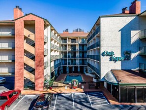 Exterior - Lovely condo w/ indoor pool *only steps to parkway (Gatlinburg)