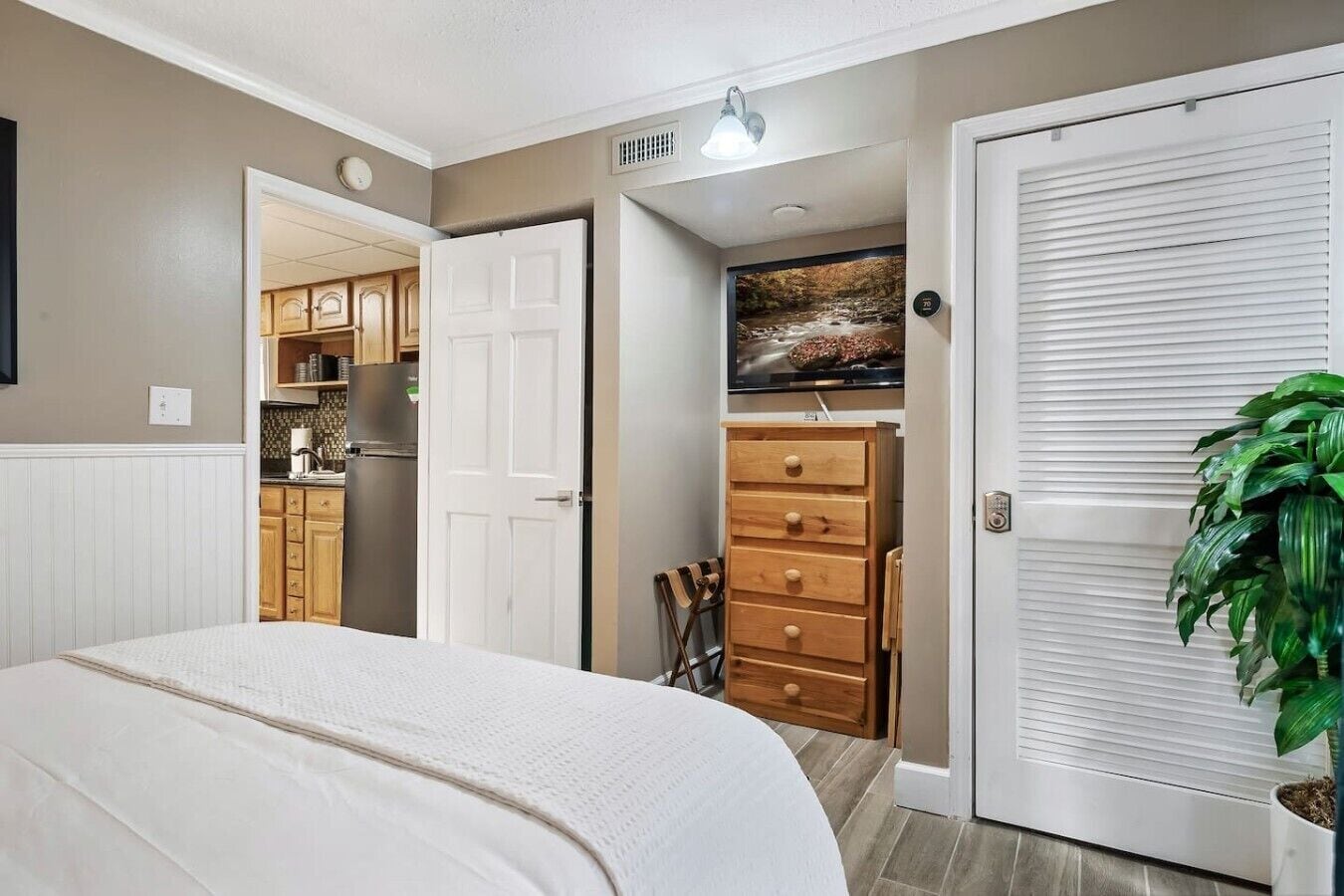 1 bedroom, desk, iron/ironing board, WiFi