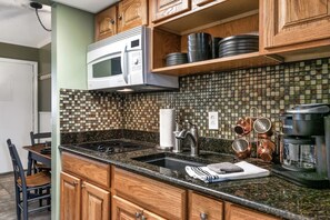 Refrigerador, microondas, cafetera y tetera y utensilios de cocina