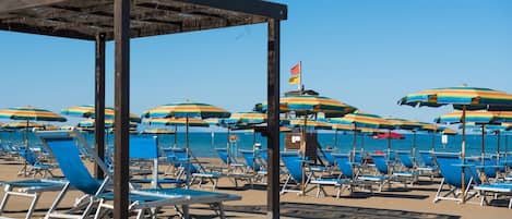 Playa en los alrededores y toallas de playa