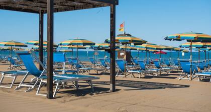 Tent Navajo 4/6 beds: Tent equipped of about 25mq with 3 bedrooms (a matrimonial bedroom and 2 small bedrooms with 2 beds, a lounge with a kitchen equipped with cooker, fridge, saucepans, cutlery and all the necessary for cooking.If you wish to travel in