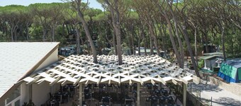 Tente Navajo 4/6 lits: tente Ă©quipĂ©e dâenviron 25mq composĂ©e de 3 chambres (une chambre matrimoniale et deux petites chambres avec 2 lits), un sĂ©jour avec une cuisine Ă©quipĂ©e de rĂ©chaud, frigo, casseroles, vaisselle et tout le nĂ©cessaire pour c