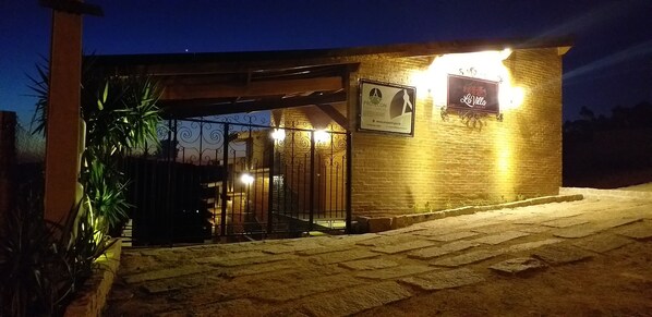 A brick building with a sign reading "PROJECTION PRO." - La Villa Chalés (SP)