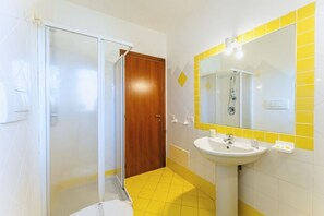 Dusche, Haartrockner, Bidet, Handtücher