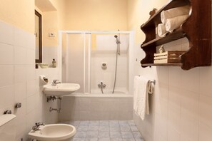 Douche, bidet, serviettes fournies