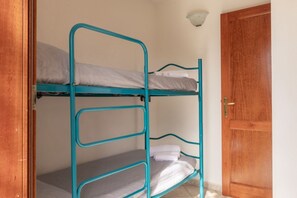 2 soverom, strykejern/-brett, reiseseng for barn og sengetøy