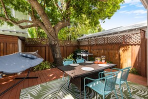 Outdoor dining - KATE'S KRAWL OFF DUVAL ~ 1 BR/1 BA Private Home/Outdoor Deck/Steps to Duval! (Key West)