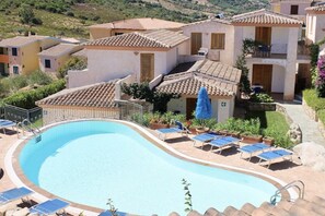 A heated pool - Two-room apartment with 4 beds, about 30/37 sq m, living room with kitchenette and twin sofa bed, bedroom with double bed, bathroom with shower. Possibility 1 infant in cot. <br>Finely furnished apartments are arranged on the ground floor with a patio or (Budoni)