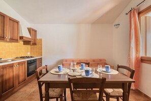 Dining - Two-room apartment with 4 beds, about 30/37 sq m, living room with kitchenette and twin sofa bed, bedroom with double bed, bathroom with shower. Possibility 1 infant in cot. <br>Finely furnished apartments are arranged on the ground floor with a patio or (Budoni)