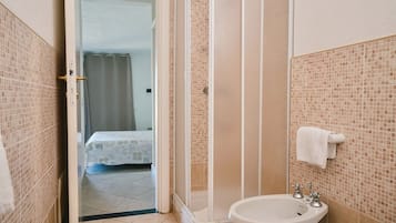 Dusche, Haartrockner, Bidet, Handtücher