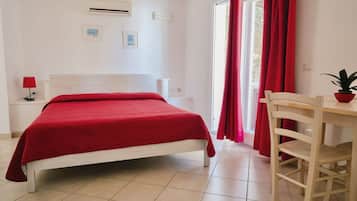 Tabla de planchar con plancha, wifi y ropa de cama