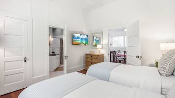 3 bedrooms, desk, iron/ironing board, free WiFi