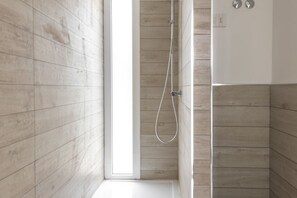 Dusche, Haartrockner, Bidet, Handtücher