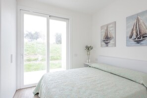 1 bedroom, iron/ironing board, WiFi, bed sheets - Two-room apartment 4 Premium, approx. 38 m2, sleeps 4, living room with kitchenette and double sofa bed, double bedroom, bathroom.Finely furnished and equipped with every comfort, these flats can be on the ground floor with patio or on the first floor wi (Stintino)