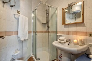 Dusche, Haartrockner, Bidet, Handtücher