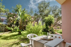 Outdoor dining - Two-room apartment with 4 beds, about 45 square meters, living room with kitchenette (induction hub) and double sofa bed, double bedroom, bathroom. <br>Nicely furnished apartments, have: <br>tv, <br>microwave, <br>electric kettle <br>toaster <br>iron and (Santa Teresa Gallura)