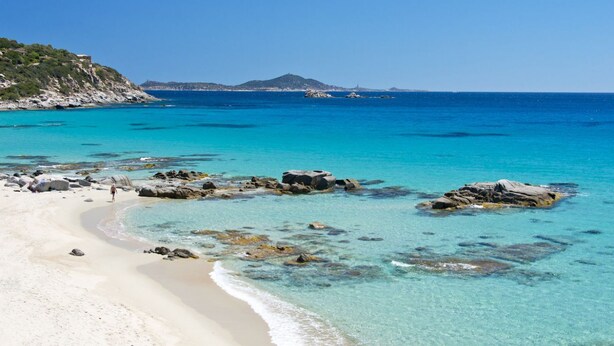 A beach with clear turquoise water, rocky outcrops, and a sandy shore. - Two-room apartment with 4 beds, about 45 m2, living room with kitchenette and double sofa bed, bedroom with double bed (separable beds), bathroom with toilet, bidet and shower. Possibility 1 infant in cot. <br>The charming apartments can be arranged on t (Villasimius)