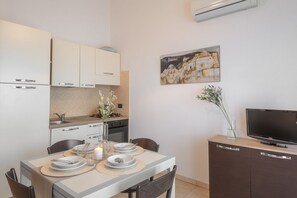 Dining - Two-room apartment with 4 beds, about 45 m2, living room with kitchenette and double sofa bed, bedroom with double bed (separable beds), bathroom with toilet, bidet and shower. Possibility 1 infant in cot. <br>The charming apartments can be arranged on t (Villasimius)