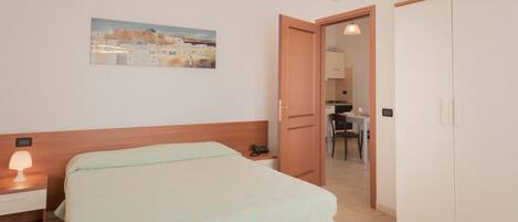 1 slaapkamer, een strijkplank/strijkijzer, wifi, beddengoed