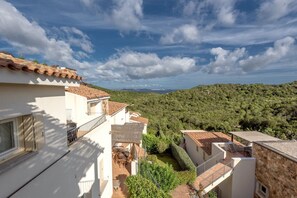 Property grounds - Three-room apartment with 6 beds, about 65/70 sq m, living room with kitchenette, double or twin sofa bed, double bedroom, one twin bedroom or one bunk bed, bathroom. <br>Apartments arranged on different levels. Spacious and elegantly furnished with fine (Baja Sardinia)