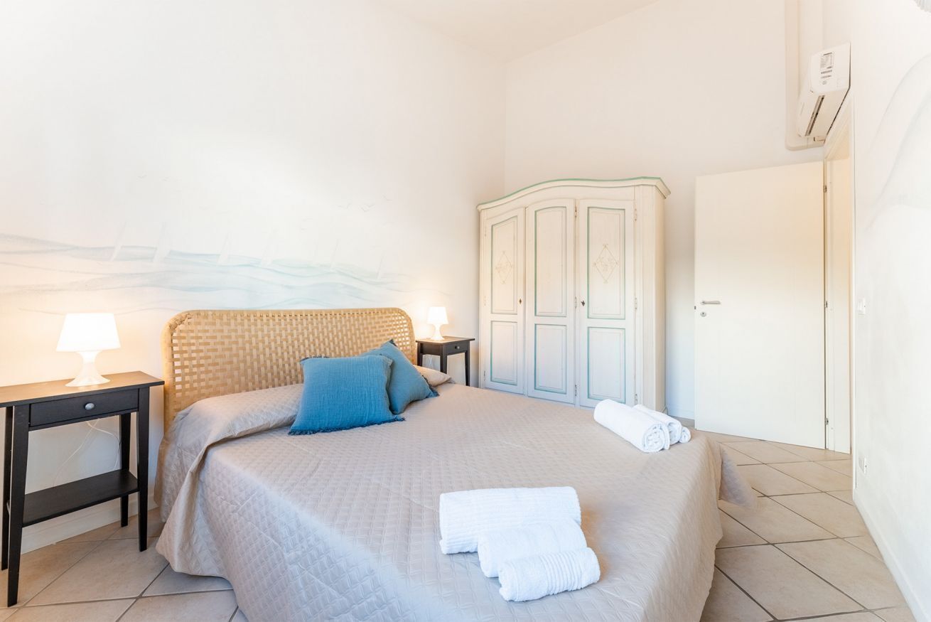 2 quartos, ferros/tábuas de passar roupa, roupa de cama