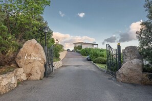 Property grounds - Three-room apartment with 6 beds, about 65/70 sq m, living room with kitchenette, double or twin sofa bed, double bedroom, one twin bedroom or one bunk bed, bathroom. <br>Apartments arranged on different levels. Spacious and elegantly furnished with fine (Baja Sardinia)